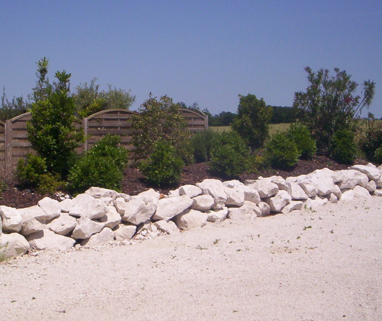 Enrochement et plantations